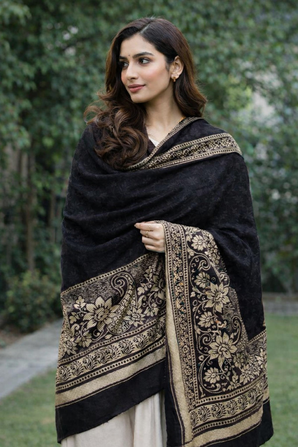 Elegant Kashmiri Shawl with Traditional Paisley Motifs