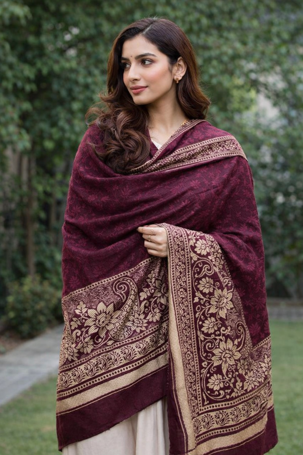 Elegant Kashmiri Shawl with Traditional Paisley Motifs